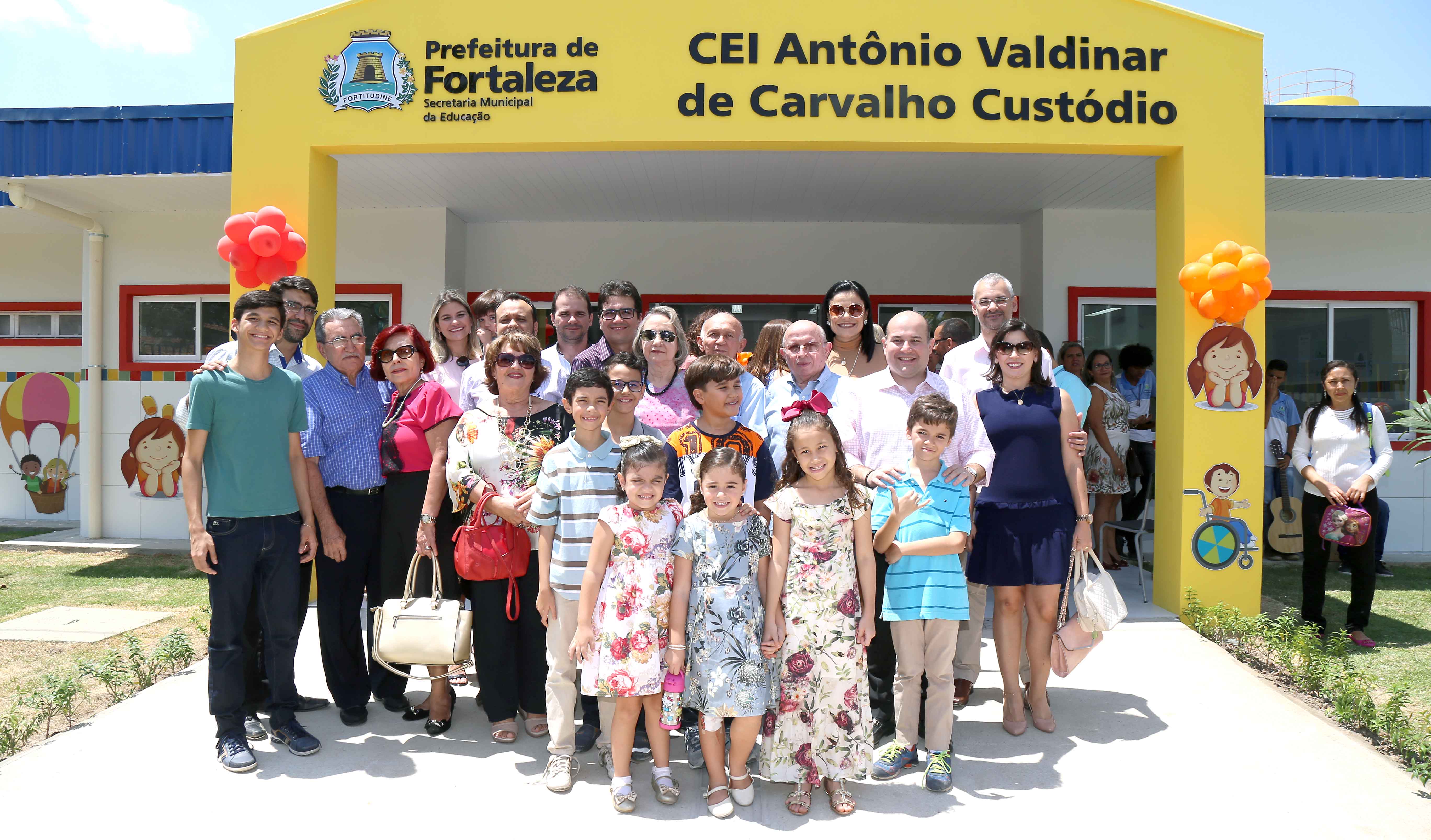 várias pessoas em pé, posando para a foto